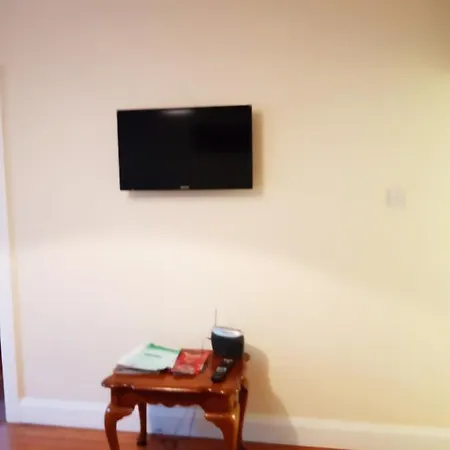 11 Malin Street, Noreens Place Apartmán *